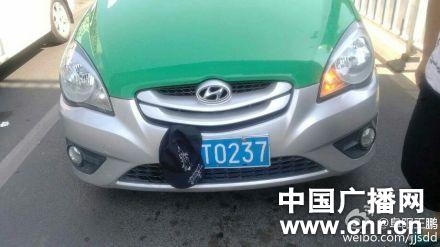 路人太阳帽被风吹落挡车牌 交警免于处罚