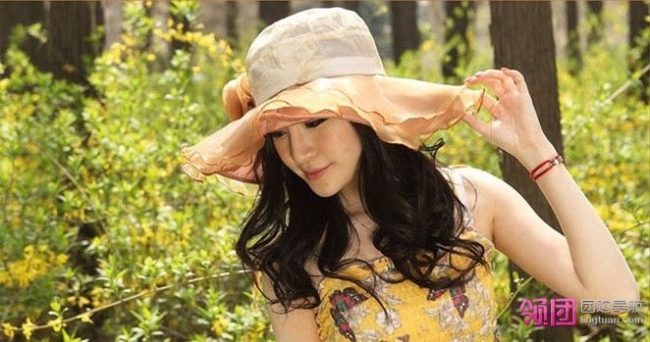 To buy a sun hat together that can easy protect sunshine and fashion style to make more beautiful